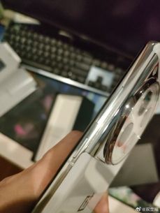 Szpara przy aparacie OnePlus 12