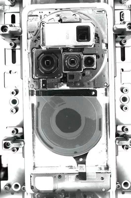 Wnętrze Xiaomi 15 Ultra Wnętrze Xiaomi 15 Ultra