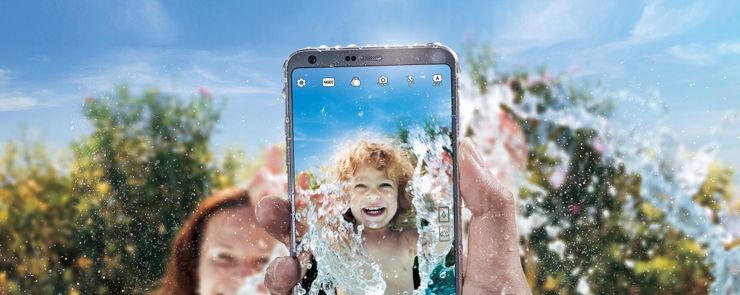 A miał być wodoodporny… co zrobić (i czego nie robić) z zalanym telefonem?