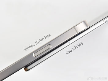 Vivo X Fold5 obok iPhone 16 Pro Max