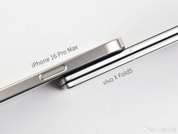 Vivo X Fold5 obok iPhone 16 Pro Max