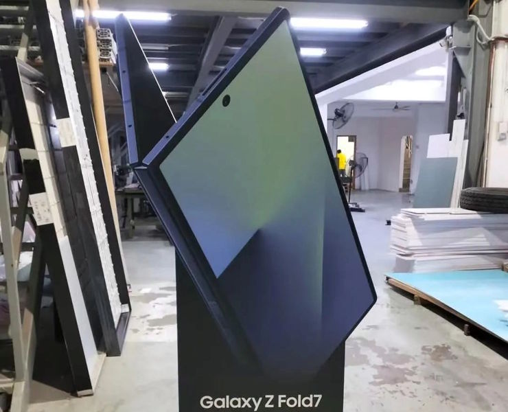 Ilustracja składanego smartfona Samsung Galaxy Z Fold 7