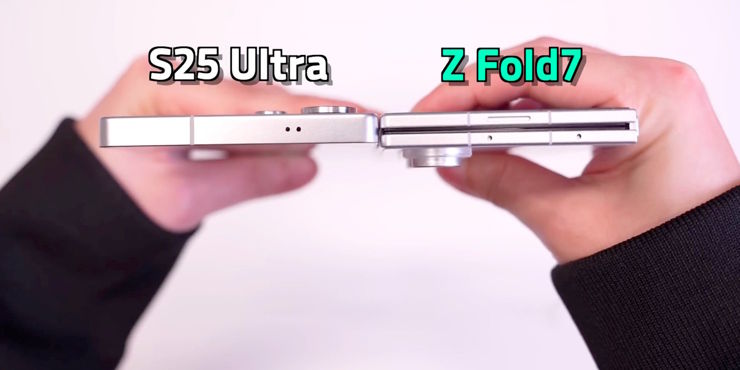 Samsung Galaxy S25 Ultra obok makiety Galaxy Z Fold7
