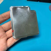 Bateria i obudowa iPhone 17 Pro w Chinach (po lewej) i USA (po prawej)