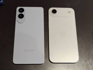 Makieta iPhone 17 Air obok Galaxy S25 Edge