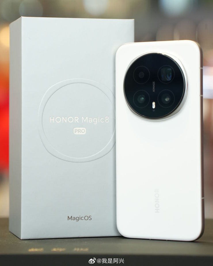 Honor Magic8 Pro w białym odcieniu