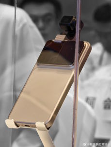 Honor Robot Phone z wysuniętym aparatem, w dwóch kolorach