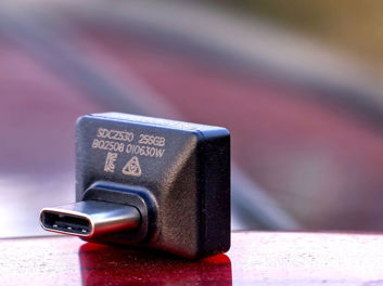 Sandisk Extreme Fit z różnych stron