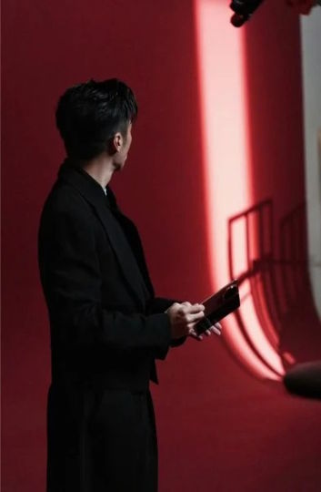 Honor Magic V6 na planie reklamowym