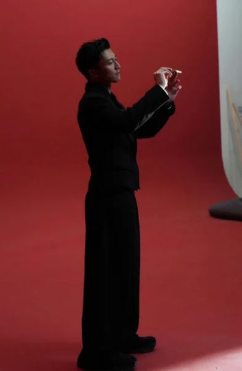 Honor Magic V6 na planie reklamowym