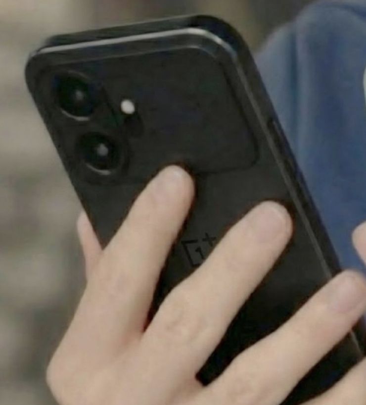 Możliwe, że to OnePlus 15T w maskującym pokrowcu Możliwe, że to OnePlus 15T w maskującym pokrowcu