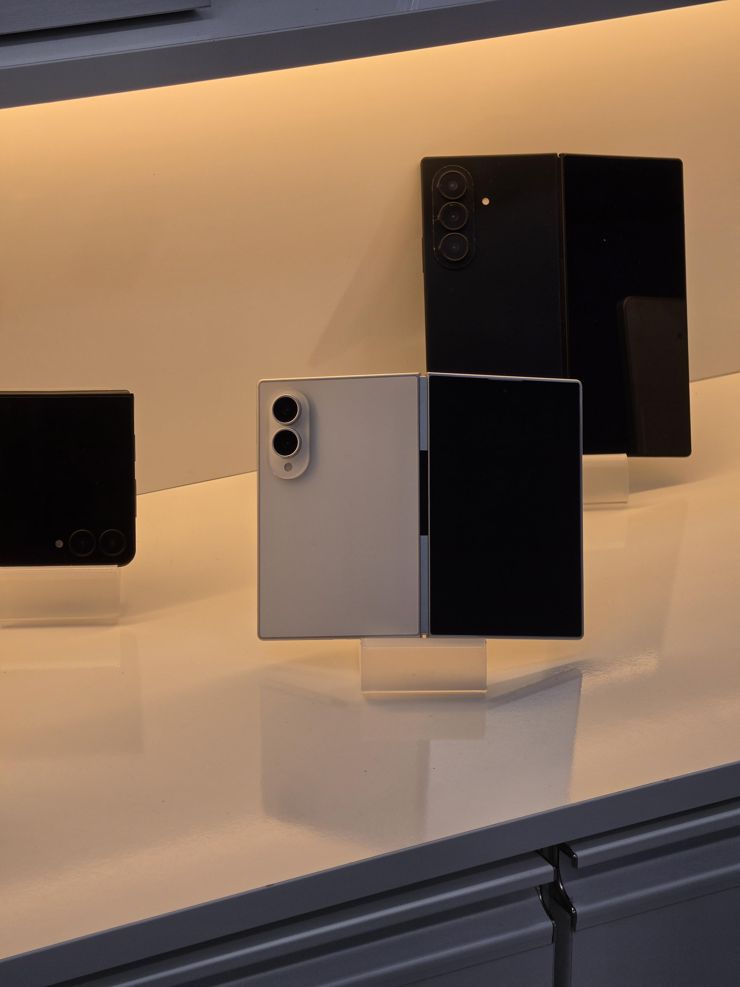Samsung Galaxy Z Fold8 (pośrodku), Samsung Galaxy Z Fold8 Ultra (po prawej) i Samsung Galaxy Z Flip8 (z lewej)