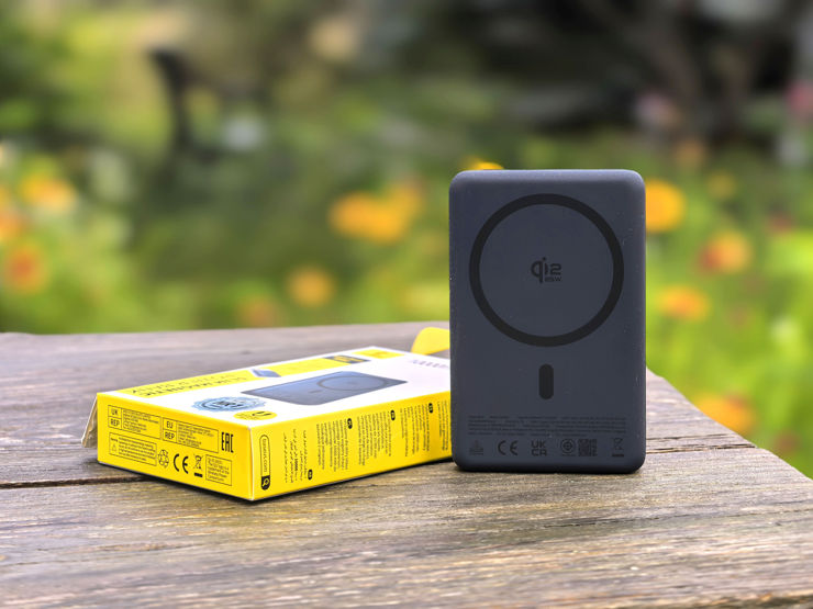 Powerbank Baseus PicoGo AM52 od strony ładowania z pudełkiem Powerbank Baseus PicoGo AM52 od strony ładowania z pudełkiem