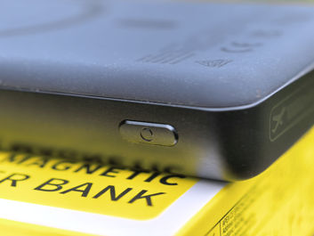 Powerbank Baseus PicoGo AM52 - przycisk kontrolny i nadruk z samolotem Powerbank Baseus PicoGo AM52 - przycisk kontrolny i nadruk z samolotem