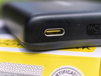 Powerbank Baseus PicoGo AM52 - kabelek w oplocie i jedyne gniazdo in/out Powerbank Baseus PicoGo AM52 - kabelek w oplocie i jedyne gniazdo in/out