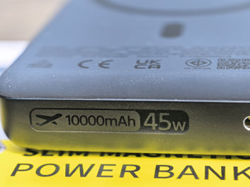 Powerbank Baseus PicoGo AM52 - przycisk kontrolny i nadruk z samolotem Powerbank Baseus PicoGo AM52 - przycisk kontrolny i nadruk z samolotem