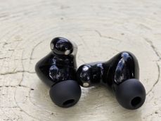Huawei FreeBuds Neo - z silikonowymi wkładkami i bez Huawei FreeBuds Neo - z silikonowymi wkładkami i bez