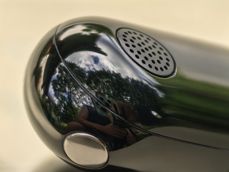 Huawei FreeBuds Neo - detale słuchawki i USB w bazie ładującej Huawei FreeBuds Neo - detale słuchawki i USB w bazie ładującej