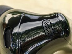 Huawei FreeBuds Neo - detale słuchawki i USB w bazie ładującej Huawei FreeBuds Neo - detale słuchawki i USB w bazie ładującej