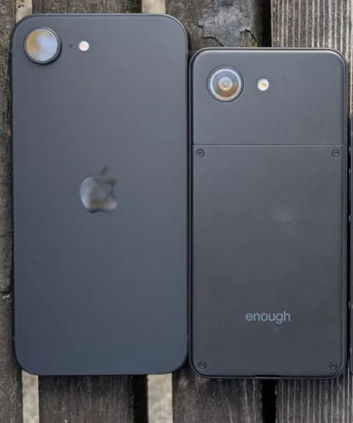 Makieta Enough Phone obok iPhone 16e Makieta Enough Phone obok iPhone 16e