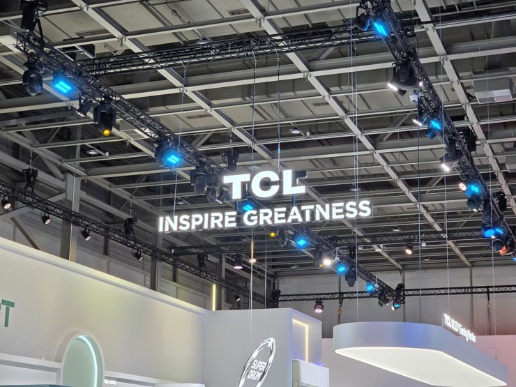 Robot na biurku dziecka i ekrany AMOLED NxtPaper - TCL zaskakuje na IFA 2026