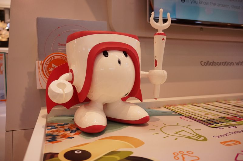 SK Telecom Atti - robot dla dzieci SK Telecom Atti - robot for children