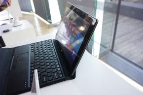 Tablet z dopinaną klawiaturą