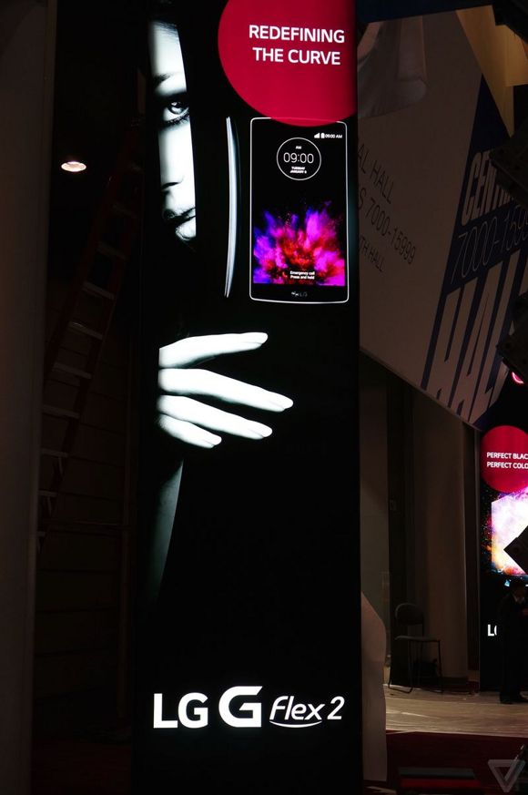 LG G Flex 2 na stojaku reklamowym