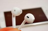 Słuchawki Samsunga i konkurencyjnej firmy