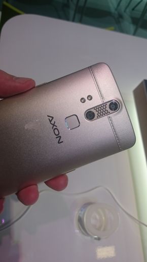 ZTE Axon Elite z dwoma tylnymi aparatami fotograficznymi ZTE Axon Elite z dwoma tylnymi aparatami fotograficznymi