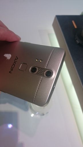 ZTE Axon Elite z dwoma tylnymi aparatami fotograficznymi ZTE Axon Elite z dwoma tylnymi aparatami fotograficznymi