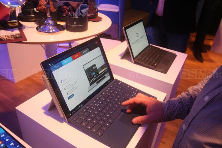 Surface Pro 4 na pierwszym planie, Surface 3 - na drugim