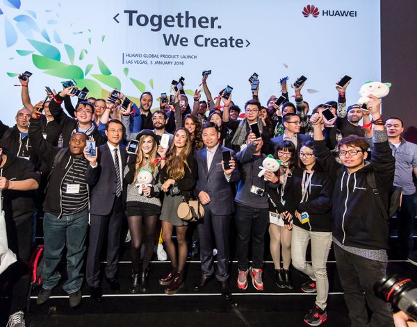 Richard Yu w otoczeniu fanów