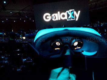 Okulary do VR i gość prezentacji zapowiadający jej wykorzystywanie