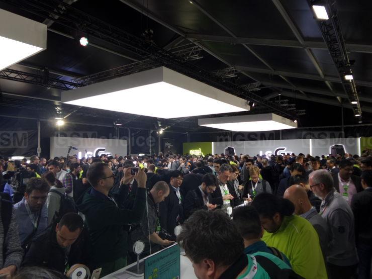 Zainteresowanie nowym telefonem było bardzo duże Zainteresowanie nowym telefonem było bardzo duże