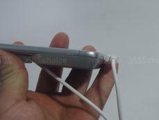 Moduł aparatu fotograficznego LG CAM Plus podłączany jest do gniazda baterii Moduł aparatu fotograficznego LG CAM Plus podłączany jest do gniazda baterii