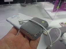 Moduł aparatu fotograficznego LG CAM Plus podłączany jest do gniazda baterii Moduł aparatu fotograficznego LG CAM Plus podłączany jest do gniazda baterii