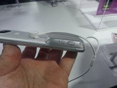 Moduł aparatu fotograficznego LG CAM Plus podłączany jest do gniazda baterii Moduł aparatu fotograficznego LG CAM Plus podłączany jest do gniazda baterii