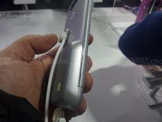 Moduł aparatu fotograficznego LG CAM Plus podłączany jest do gniazda baterii Moduł aparatu fotograficznego LG CAM Plus podłączany jest do gniazda baterii