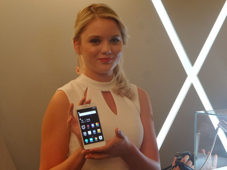 Jeśli ktoś się dobrze przyjrzy, zobaczy na zdjęciu telefon ;)