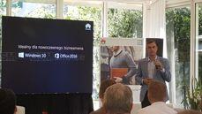 Dariusz Marnic z Huawei prezentuje najważniejsze cechy MateBooka Dariusz Marnic z Huawei prezentuje najważniejsze cechy MateBooka