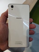 Hisense C30 w dwóch wersjach kolorystycznych
