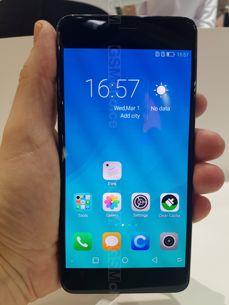 Hisense A2 - dwa wyświetlacze