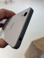 Hisense C30 w dwóch wersjach kolorystycznych