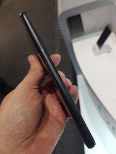 Hisense A2 - dwa wyświetlacze