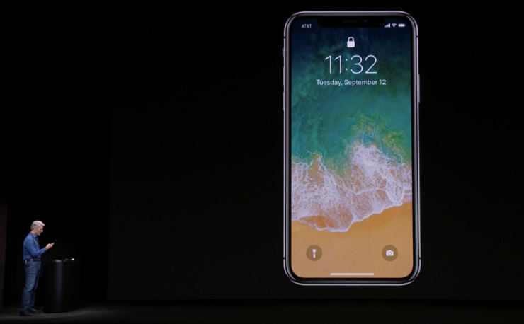 Craig Federighi prezentuje możliwości Super Retina Display i rozpoznawania twarzy