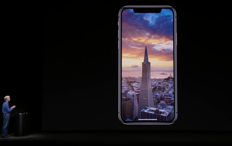 Craig Federighi prezentuje możliwości Super Retina Display i rozpoznawania twarzy