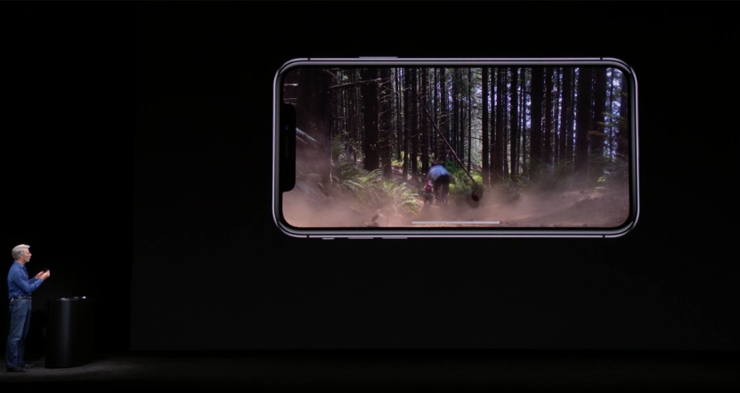 Craig Federighi prezentuje możliwości Super Retina Display i rozpoznawania twarzy