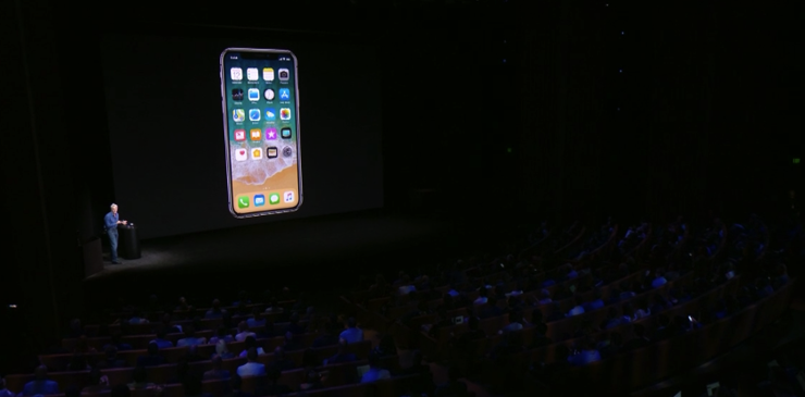 Craig Federighi prezentuje możliwości Super Retina Display i rozpoznawania twarzy