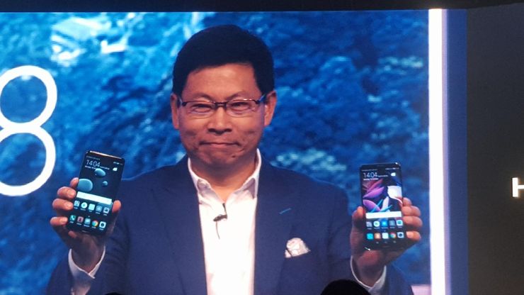 Prezes Huawei prezentuje nowe smartfony